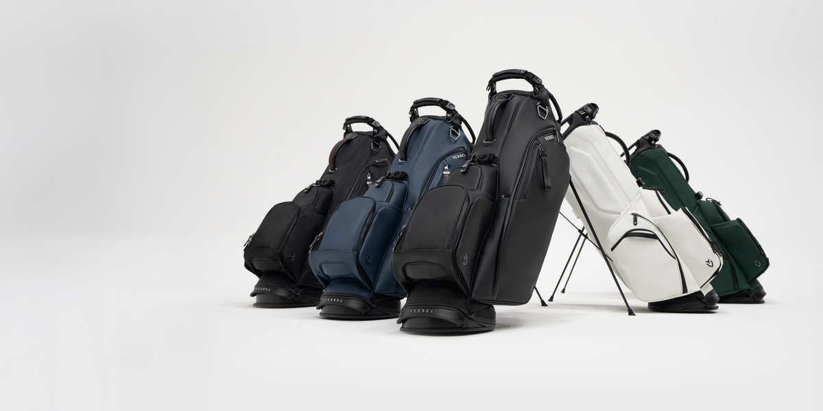 Fünf Player VI Standbags in einer Reihe vor weißem Hintergrund