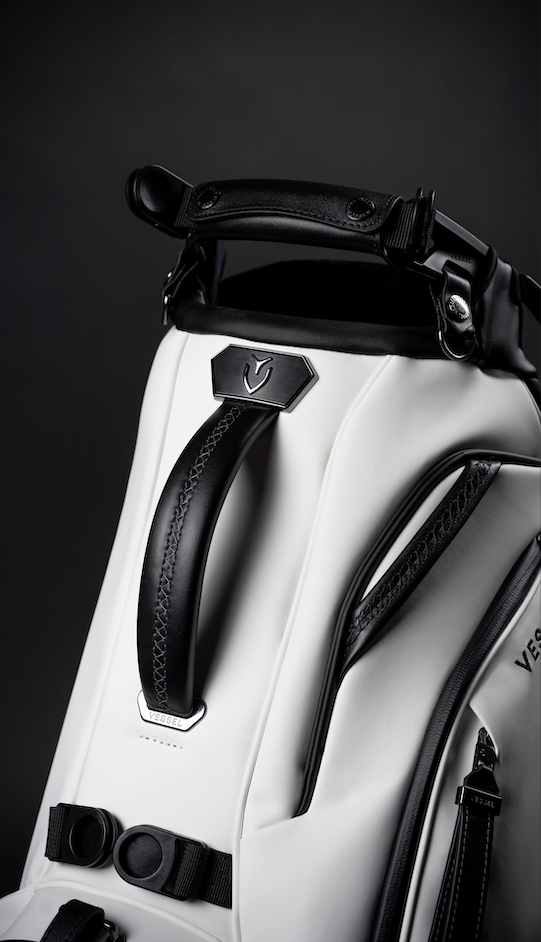 Lederdetails am weißen Player VI Standbag